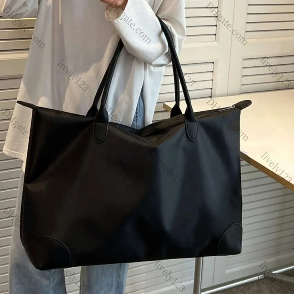 2023女性用のトップブランド旅行バッグ高品質のナイロンハンドバッグ週末旅行バッグ大容量防水荷物バッグ