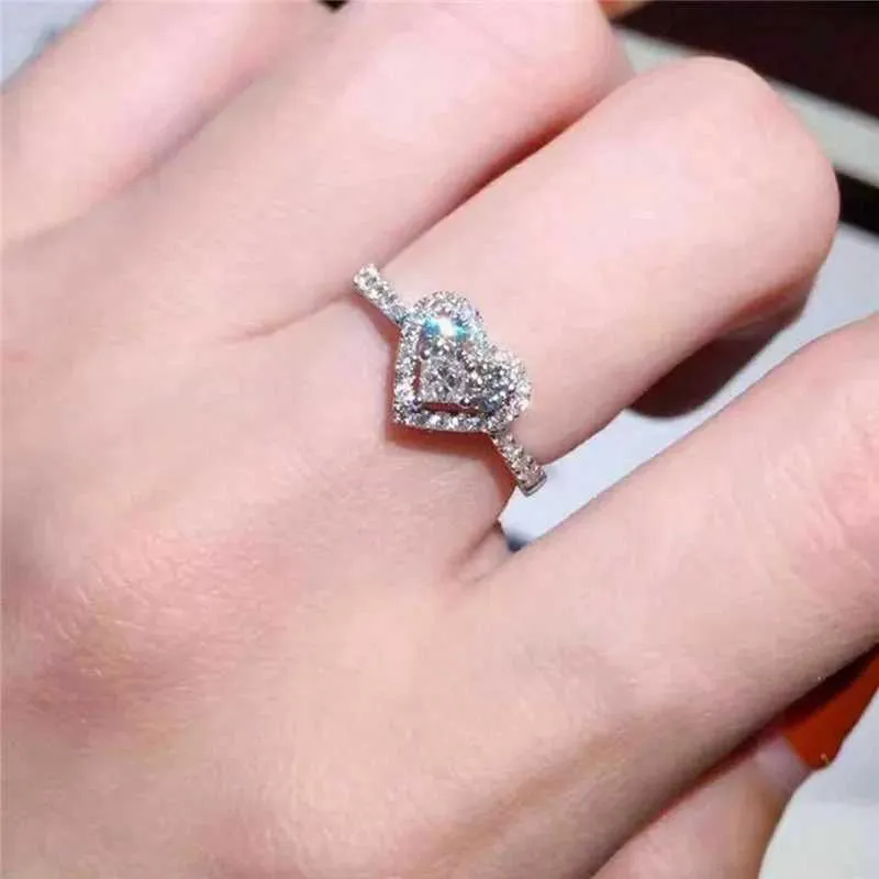 2PCS Wedding Rings Huitan Novel Design Heart Shaped Women Rings Silver Color Brilliant White CZ Stone Stylish Accessories for Party Fashion Jewelry