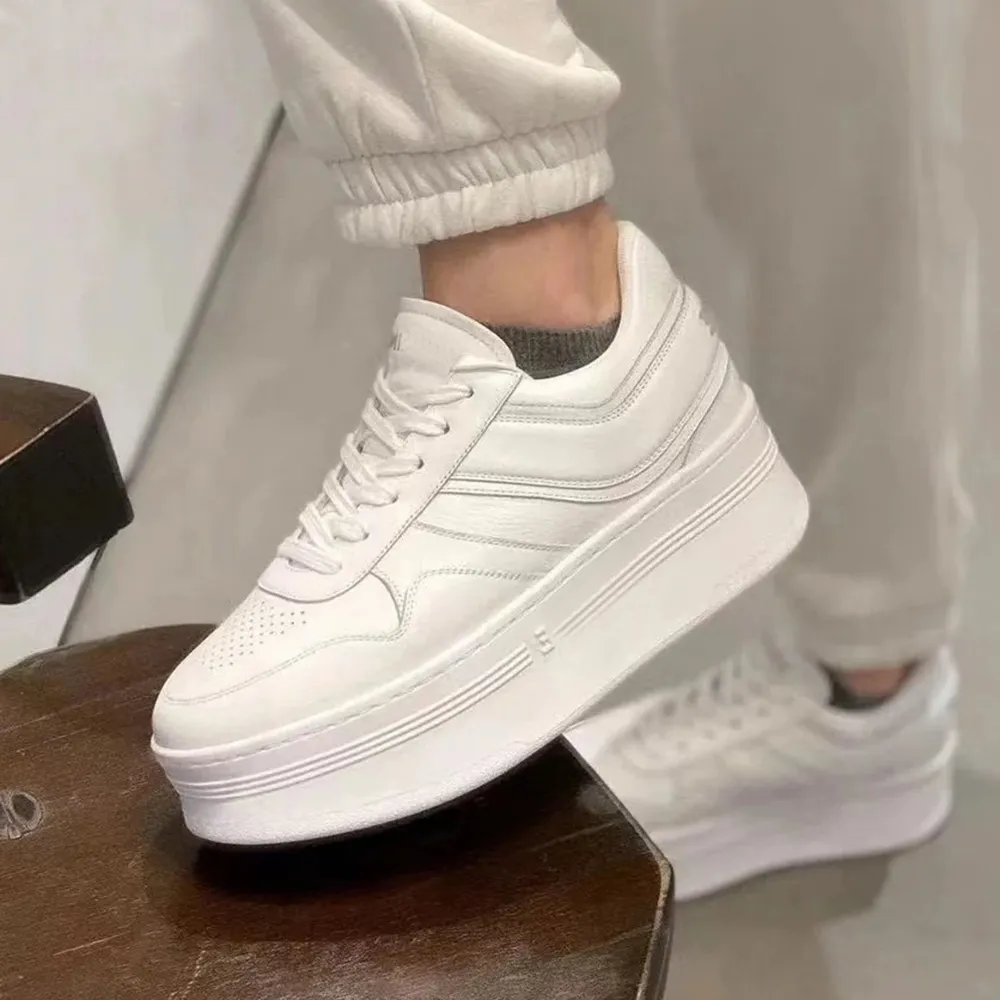 Hoogte toenemende schoenen Echte lederen lage bovenste flats sneakers dames witte platform schoenen veter ronde teen-vormige teen voor dames luxe ontwerpers schoen