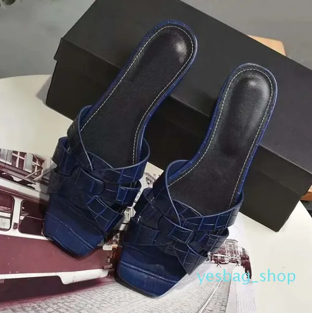 Chaussures de créateurs de haute qualité classiques Italien Luxury Véritage en cuir extérieur Femmes Flats Casual Chores Fashion Sandales d'été Fashion Sandales