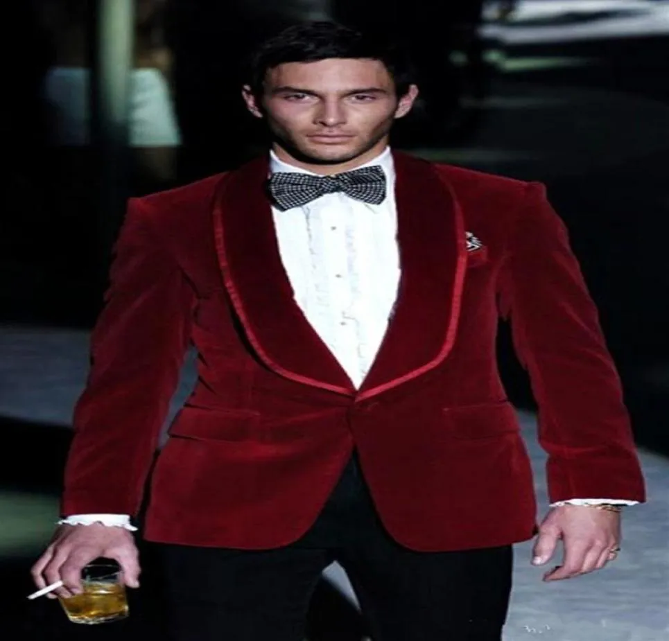 Nieuwe stijlvolle ontwerp bruidegom Tuxedos One Button Red Velvet Shawl Rapel Groomsmen Man Suite Mens Wedding Suits JacketPantstie 99487954