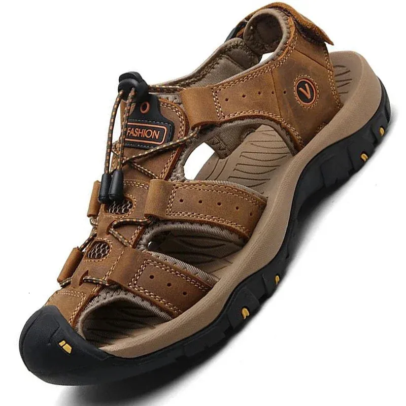 Cuir Men Sandals Chaussures d'été 2023 Plus taille pour hommes à la mode décontractée de plage extérieure, pantoufles respirantes pataugeant 240322