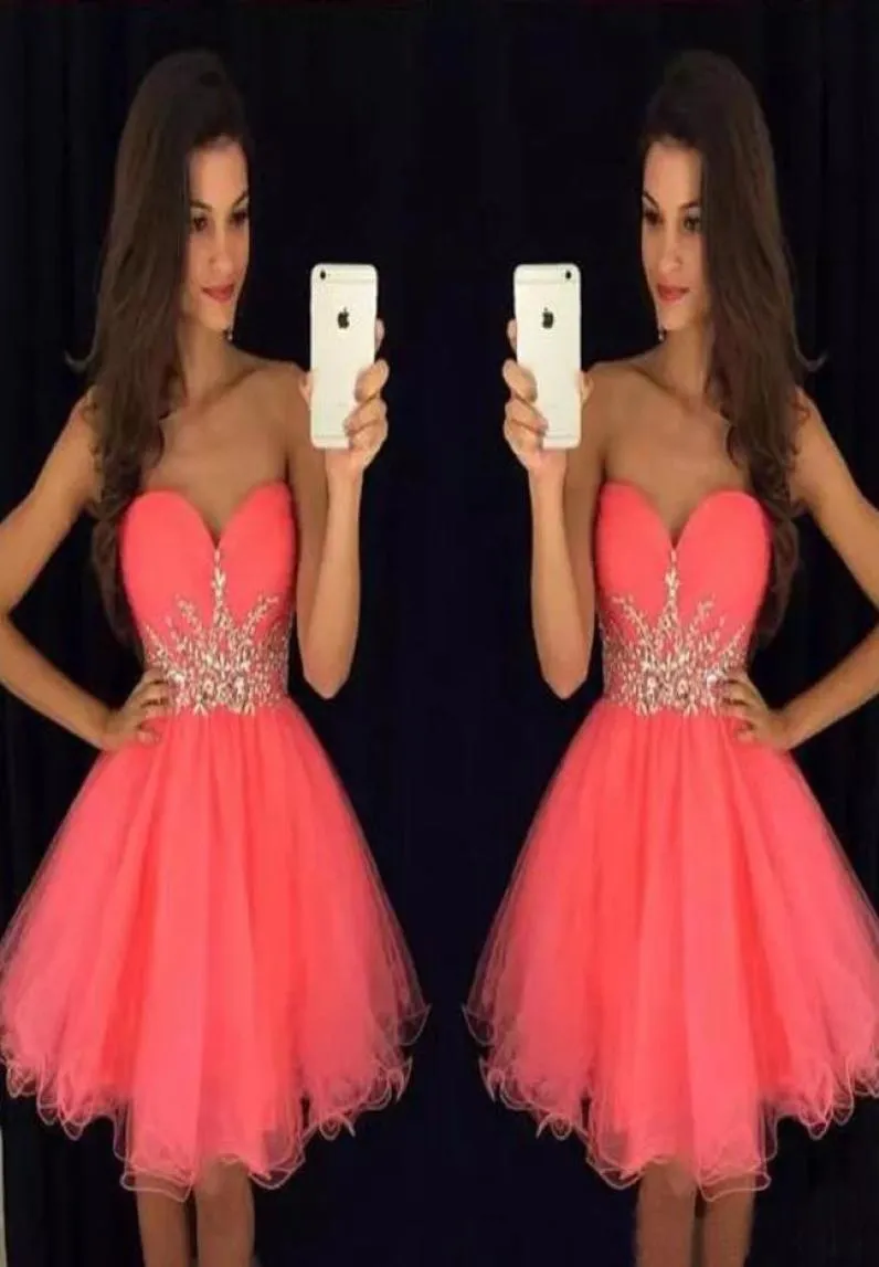 Underbara korta hemkommande klänningar Coral Pink Tulle Party Dress Sweetheart ärmlösa kristaller billiga skräddarsydda examen prom dr2060939