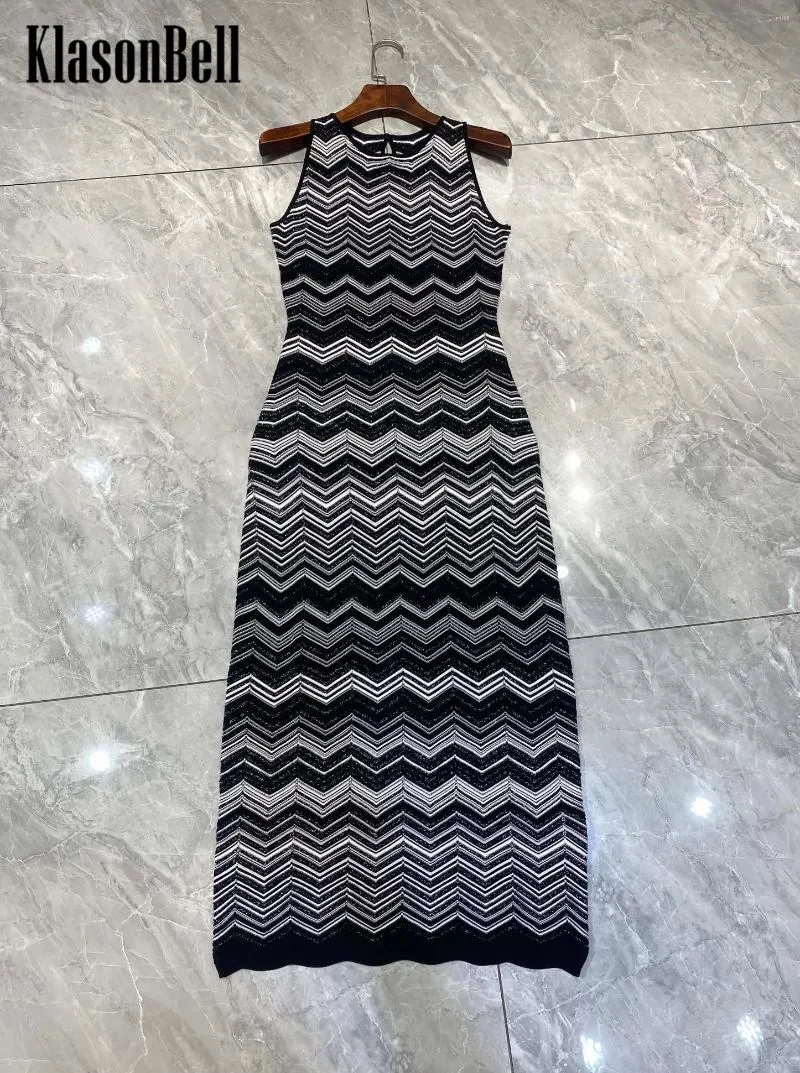 Elegant Knitted Maxi Dress - Sleeveless Wave Striped