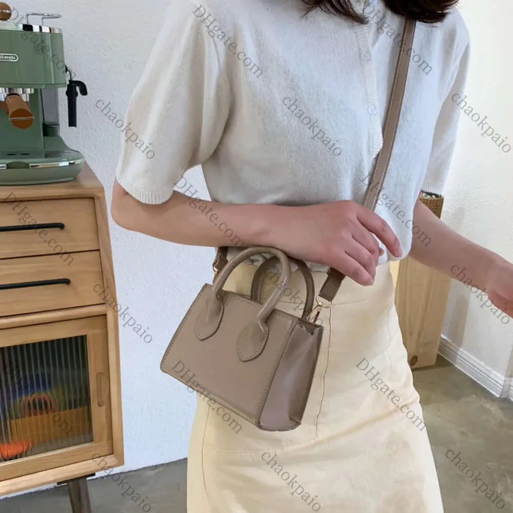 2024 Small Square Bag 새로운 인기있는 레트로 미니 핸드백 문학적 군중 어깨 메신저 여성 가방 미니 원 어깨 크로스 바디 백 10a