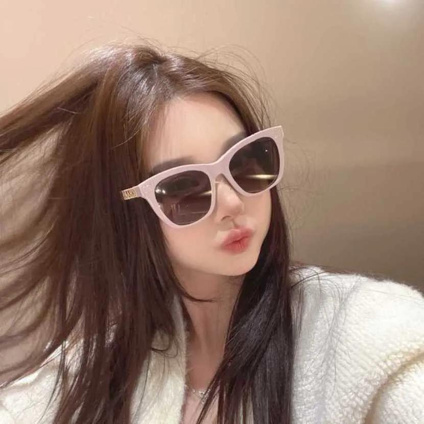 2024 Luksusowy projektant luksusowych okularów przeciwsłonecznych Nowy mały zapach dla kobiet w wysokiej jakości krem ​​przeciwsłoneczny odporny na UV duża rama pusta nogi literowe okulary przeciwsłoneczne 0774