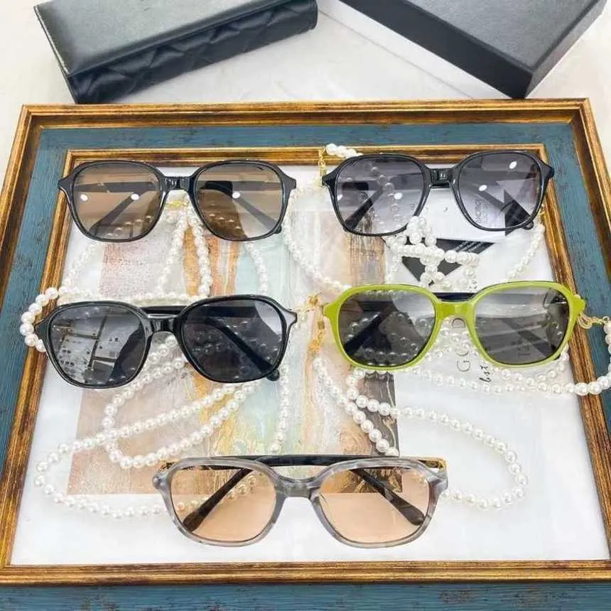 2024 Novo novo designer de luxo de alta qualidade Xiangjia Red Online com a mesma personalidade japonesa e a cadeia de pérolas para feminino versátil óculos de sol CH5988s