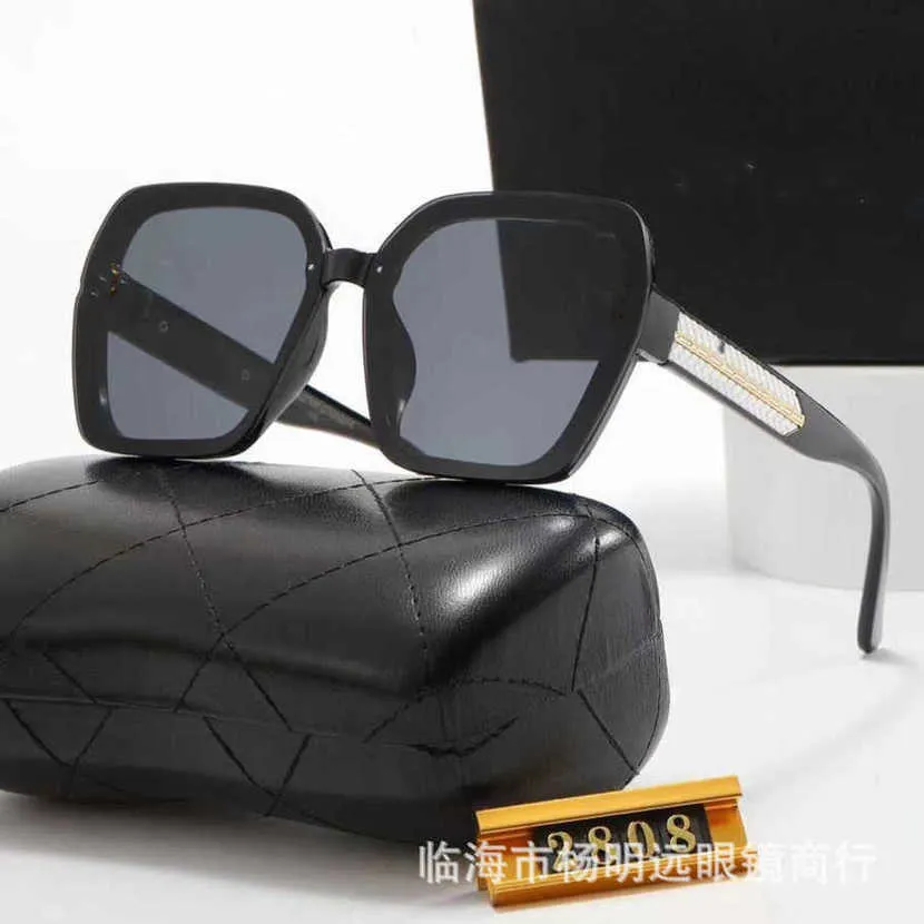 2024 Роскошные дизайнерские солнцезащитные очки Новый роскошный дизайнер модный коробка уличная фотография мужчин и женщин, популярных в Интернете