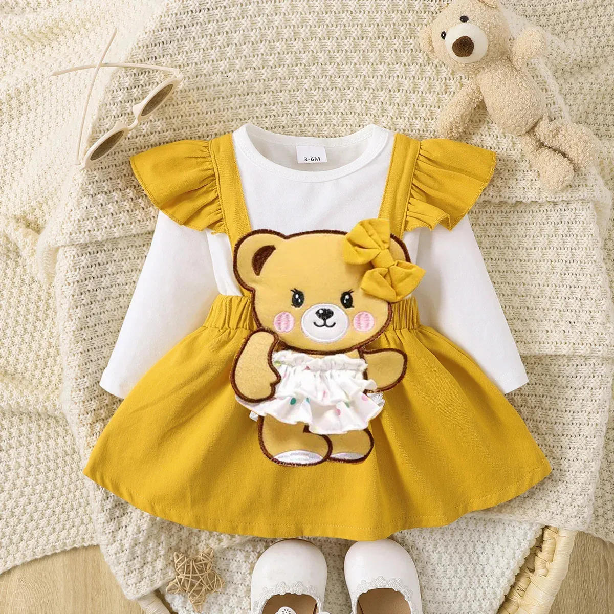 Herbst Girls Mode Langarmedkleid runde Hals Fliegende Edge Ärmel Little Bear Prinzessin Süße geborene Kleidung 324m 240322