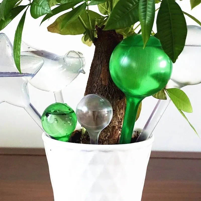 2024 Mini Automatisk växtvatten Garden Watering Device PVC Självvatterande Globes Vattenburkar för växter Blommor Newself-Wating Globes för