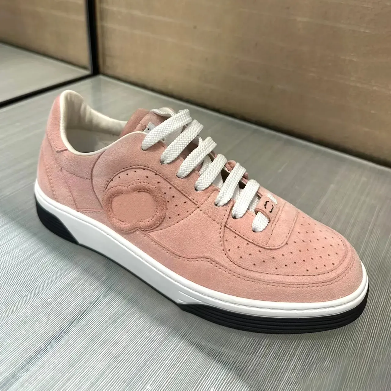 Kanał Casual Shoe Sneaker Men Men 10a Najwyższej jakości luksusowy projektant płaski tenis oryginalna skórzana moda na świeżym powietrzu Low podróży biały wędrówka spacer but but but gift dziewczyna