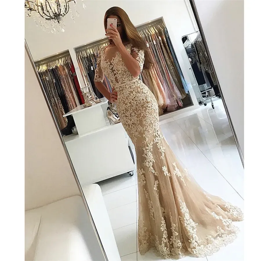 فساتين Vestidos de Fiesta Illusion Boat Neck Deliqued Lace Champagne Prom Dress Beded Low V ظهر نصف الأكمام في سهرة حورية البحر