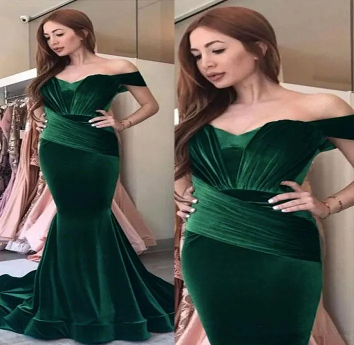 Тномерные зеленые бархатные выпускные платья 2019 года.