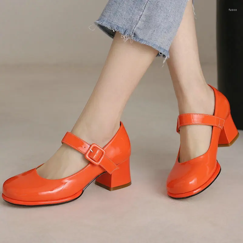 Klädskor patent pu läder orange röd stängd tå kvinnor pumpar stor storlek 47 48 mogna damkontorspännband Mary Janes chunky klackar