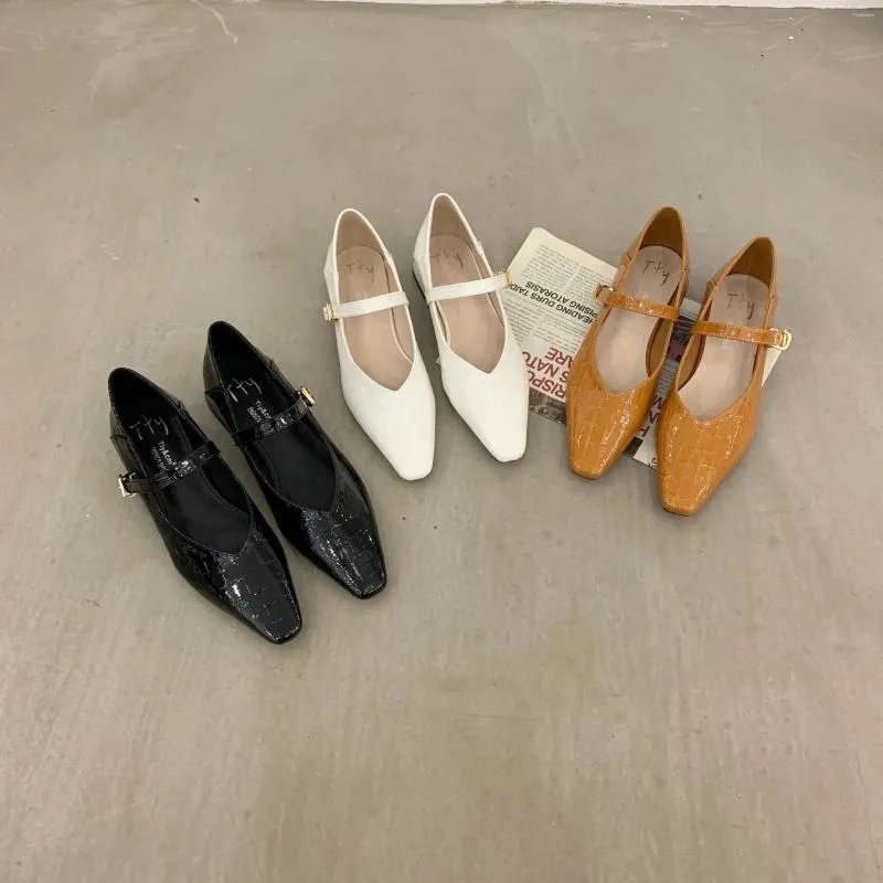 Scarpe casual moda una cinturino con fibbie da donna appartamenti con calzature femminili marrone nero puntato da punta di punta di piedi poco profonde mary jane