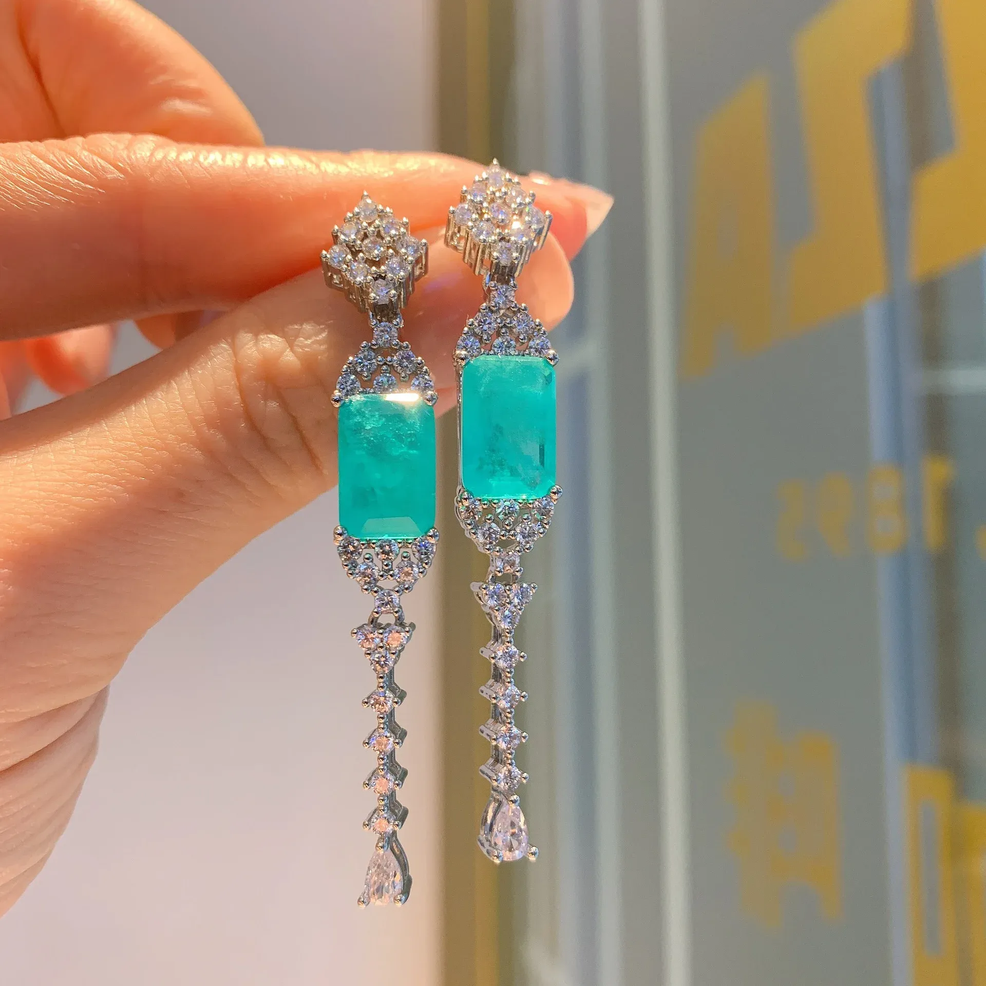 Örhängen 2022 Ny rektangulär tofs dingle örhängen kvinnor smaragd högkvalitativ kristall lång hängande smycken vänner gåva koreansk stil