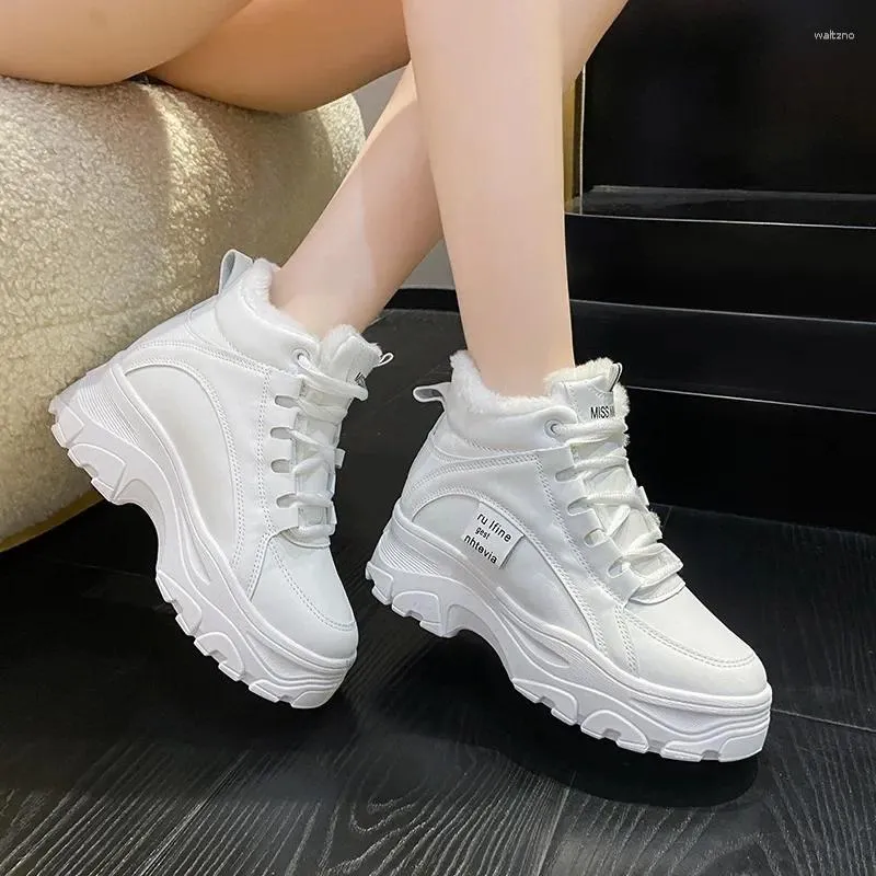 Chaussures décontractées 2024 hiver polyvalent polyvalent haut haut haut semelle épaisse en peluche coréenne édition épaissie de plate-forme chaude zapatos para mujeres