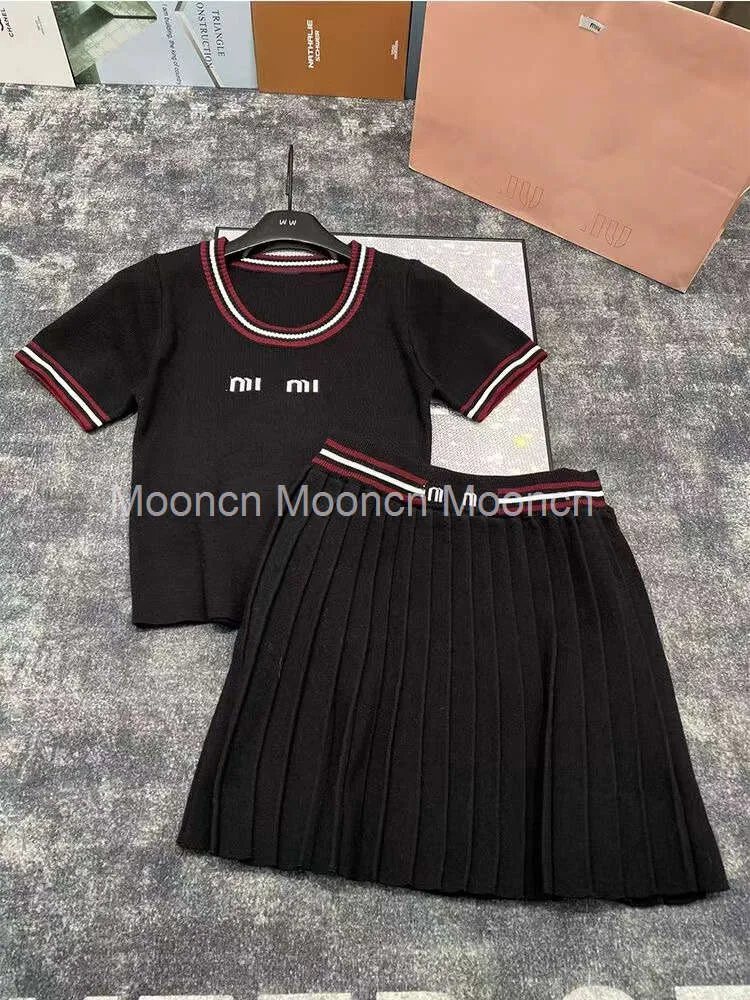 Conjunto de duas peças para mulheres de saia de suéter de malha doce e elegante para o início das mulheres da primavera, reduzindo a camiseta de mangas curtas com saia plissada de estilo colegial