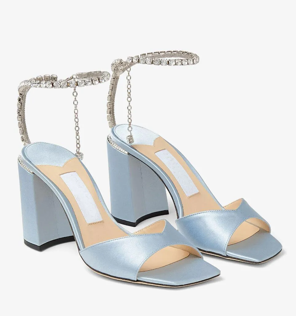 Słynne design saeda sandały buty krystaliczne łańcuch kwadratowy palce wysokie obcasy obuwie Sandalia Chunky Obcasy Eleganckie spacery EU35-43