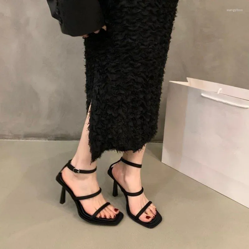 Scarpe per abiti da donna di fascia alta francese 2024summer Simplicity Sandals Temperamento Elegante scarpa a tacco con gonna con banchetto della gonna