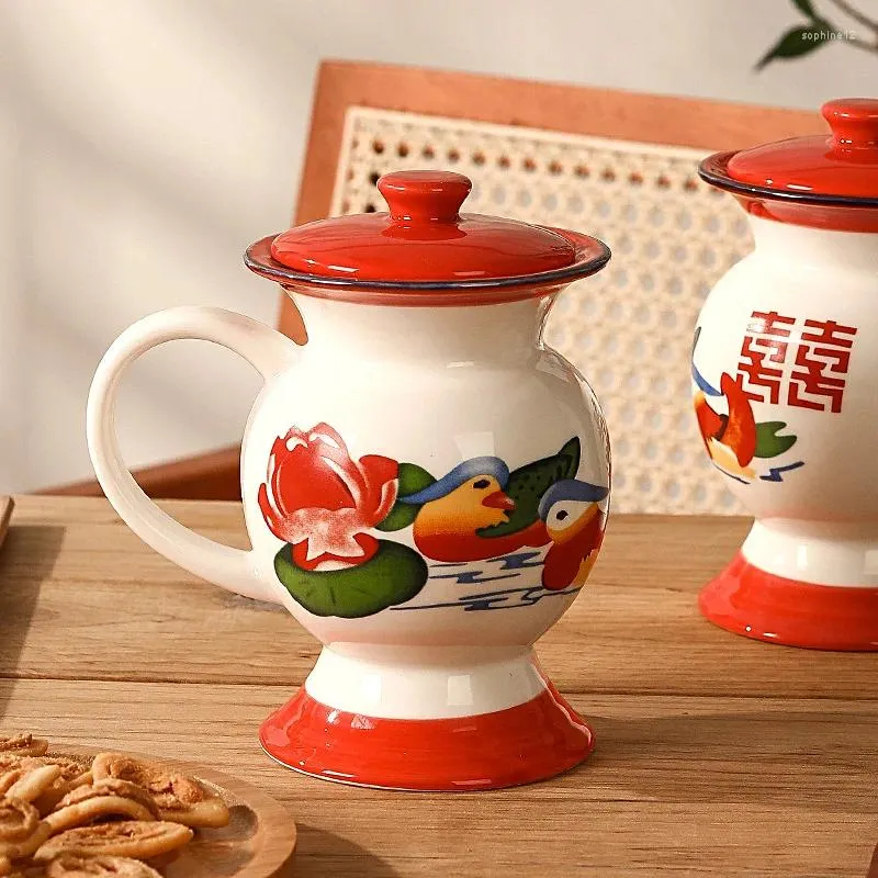 Canecas chinesas características vermelhas chinesas Spittoon Water xícara de câmara de panela personalidade de leite cerâmica Faça acessórios para o banheiro