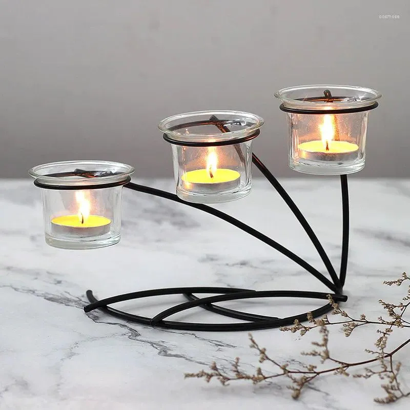Kerzenhalter Europäische Eisenkunst Kerzenlestick -Dekoration Halter modernes einfaches Abendessen drei Kopf