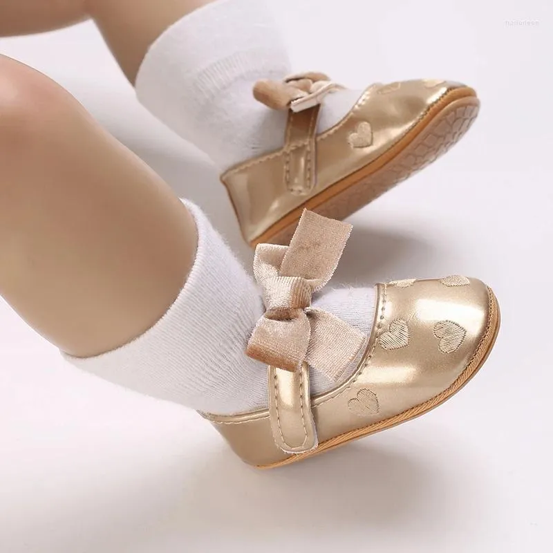 Profesyonel el alet setleri bebek kızlar sevimli moccasinss kalp desen bowknot yumuşak taban pu deri daireler ayakkabı ilk yürüyüşçüler kaymaz yaz
