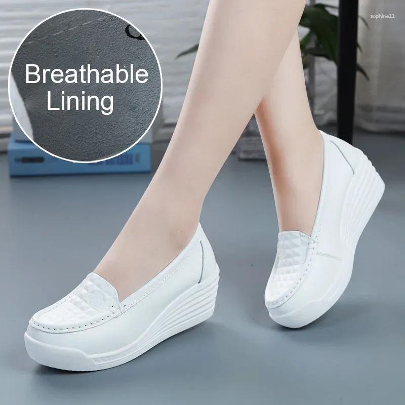 Set di biancheria da letto 2024 Donne a cuneo scarpe piattaforma di moda comoda Aumenta i mocassini da donna slip-on casual estate vuoti traspiranti