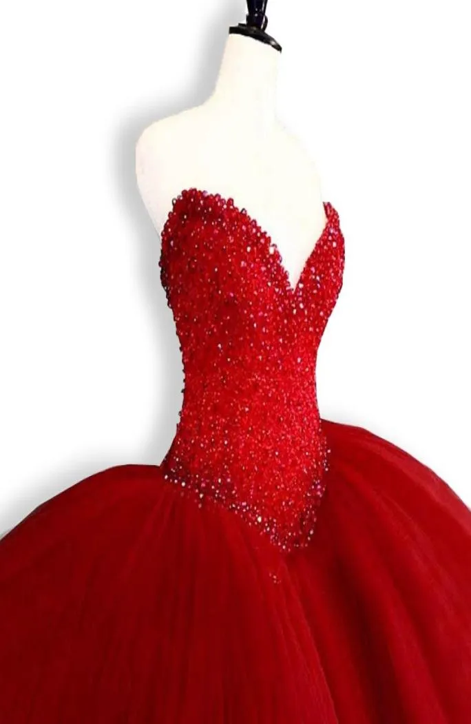 2018 Новые платья Red Quinceanera Ball Hown Crystals жемчужные оборки Tulle Back Back.