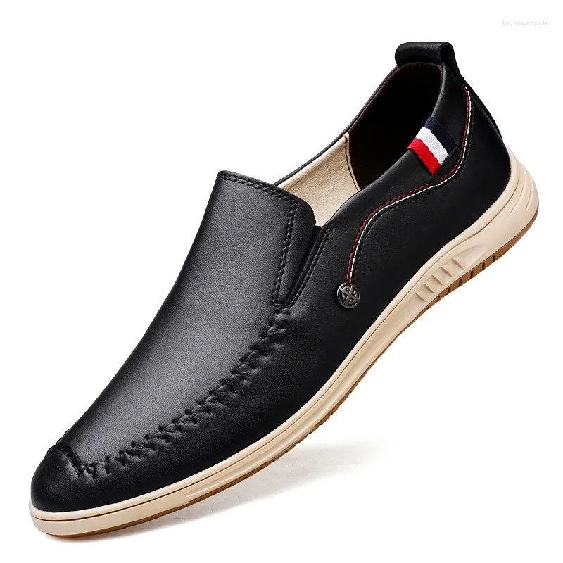 Casual schoenen 2024 mannen glijden aan formele loafers mocassins Italiaanse zwarte mannelijke zaken