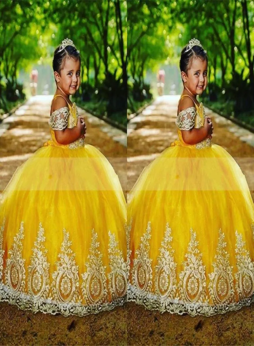 2022 vestido de esferas amarelo mini quinceanera vestidos pequenas crianças bordadas com mangas de ombro de meninas vestido de graduação de concurso Tee3271545