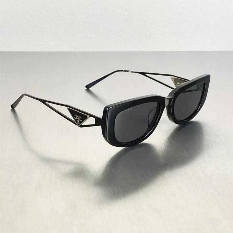 2024 Designer Fashion Luxury Designer Sun occhiali da sole P Famiglia Nuova etichetta per triangoli per piccoli viso Ins stessa occhiali da sole per gatti gamba metallica per donne