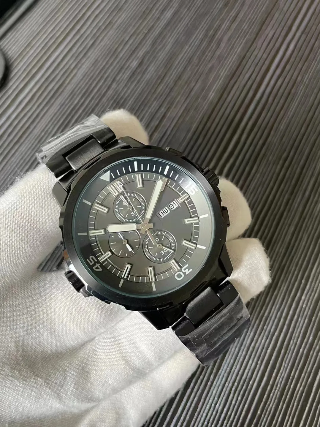 AAA + Men's Ocean Diving Sports Watch Japanese Quartz Mouvement Chronographe multi-fonctionnel Watch avec Sapphire Glass a en acier inoxydable et des sangles en caoutchouc choisies