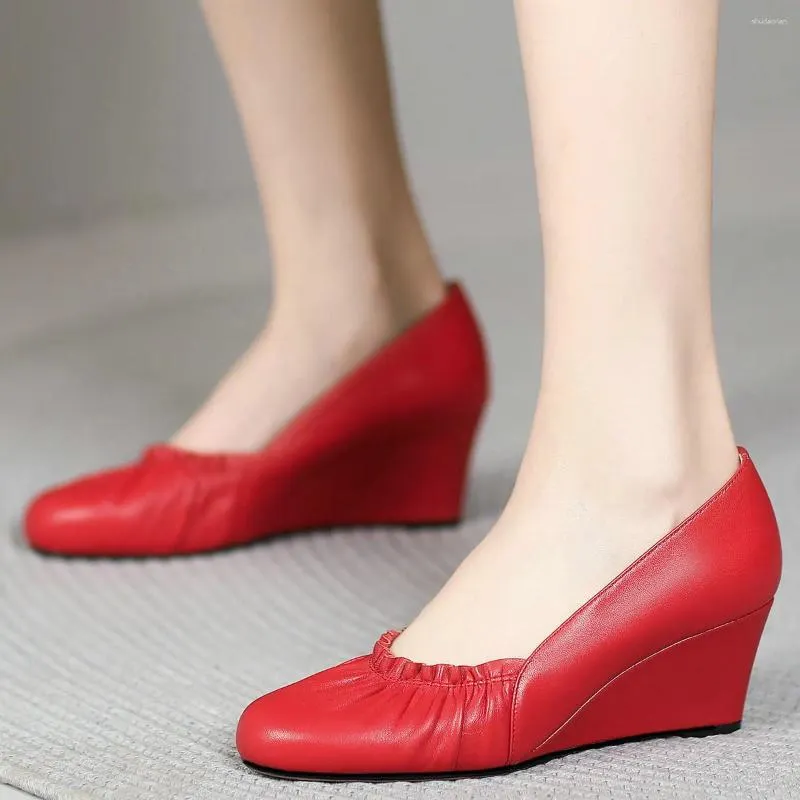 Scarpe da abito 2024 Oxford superficiali Donne scivolano su cunei in pelle autentica pompe alte tallone pompe femminili di punta di punta sneaker casual