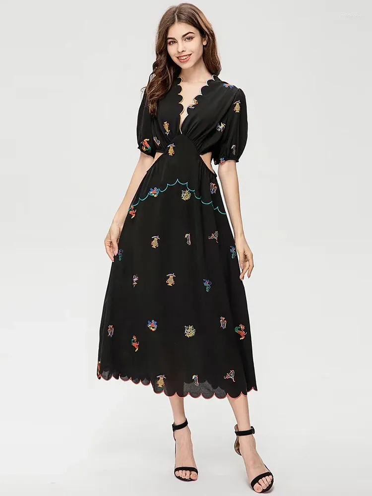 Sukienki imprezowe 2024 Spring Summer Doman Dress Modna moda moda w dekolcie w dekolcie czarny kwiatowy haftowany talia pusta marszczenia eleganckie midi