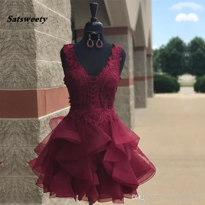 Klänningar vinröd spetsar korta cocktailklänningar applikationer rufsar kungblå mini hemkomst klänning vneck mode prom klänningar