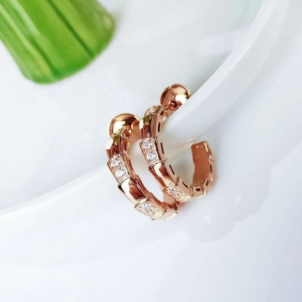 Baojia High Edition عظم العظم السميك الذهب الوردي مطعمة نصف الماس على شكل ثعبان الماس على شكل وأقراط للنساء
