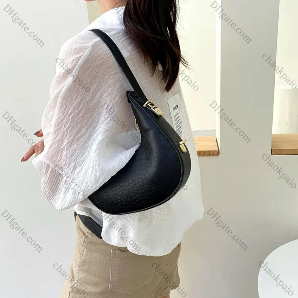 2024 Women Luxury Underarm Deal Half Moon Strap Trap Hobo Bag تصميم أزياء صلب أكياس كتف من الجلد (8910) 10A