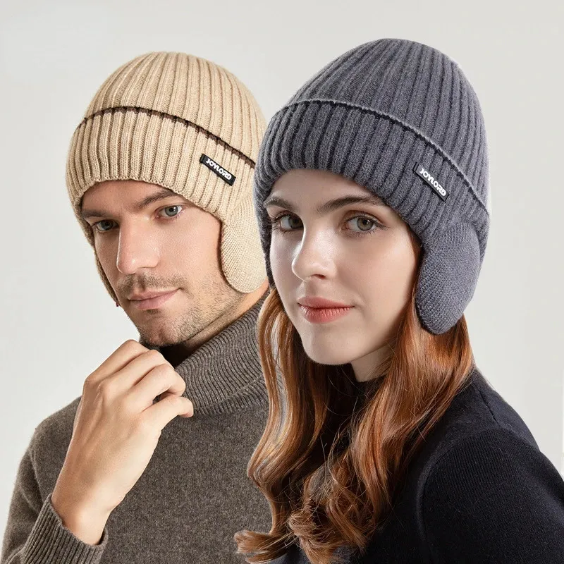 Cappelli invernali per uomini e donne un cappello di lana in maglia unisex in pile spessa fiancheggiata da lettami per le a orecchie di elastico tappo pullover in moda 240311