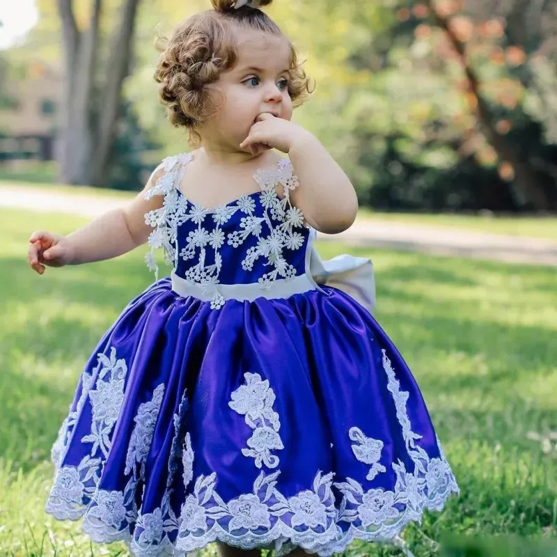 Kleider Schöne blaue Kleinkinder Erste Kommunionkleider süße Applikationen Schnüren rückenfreie Bogenblume Mädchen Kleider für Hochzeiten billige Mädchen pag