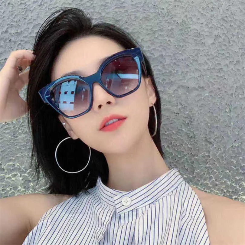 2024 Fashion Men's Luxury Designer Kvinnors solglasögon Stora Frame Cat's Eye Ins Net Red samma typ Anti Ultraviolet