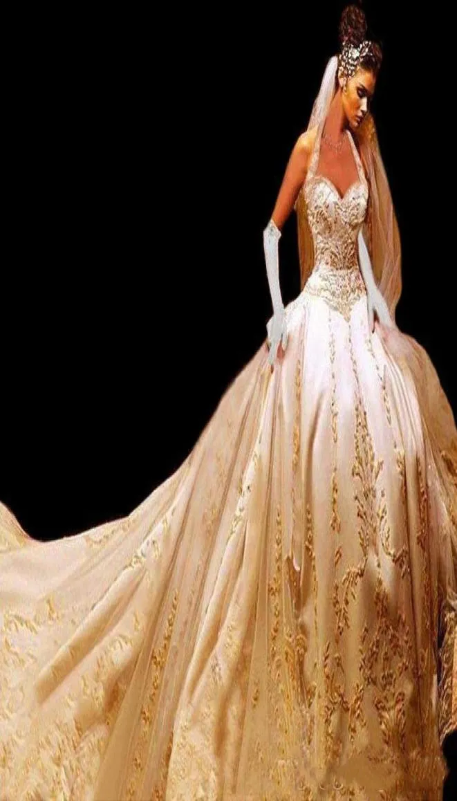 Prachtige gouden geborduurde trouwjurken kathedraal trein halter sweetheart korset terug gotische bruidsjurk abiti da sposa gewaden de8620774