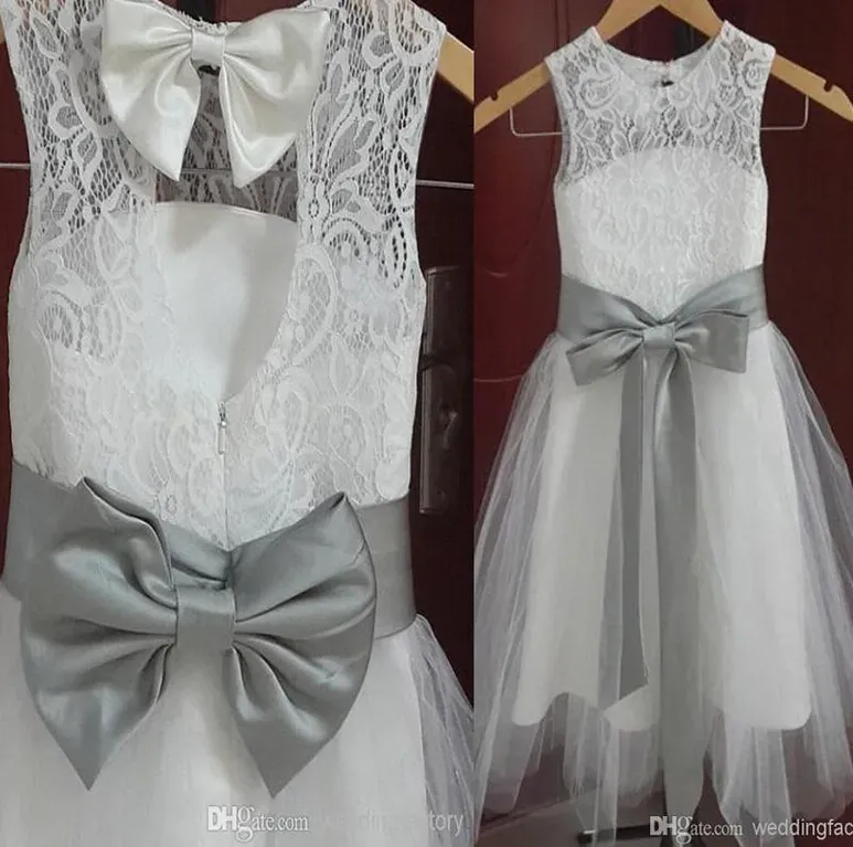 Abiti Vendita calda adorabile ragazza di fiori in pizzo vintage abiti una linea gioiello tulle piccoli bambini abiti da festa formali per matrici grigio grigio