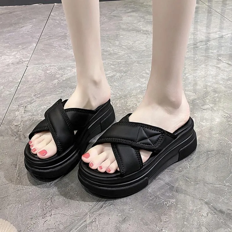 Slippers pour femmes tongs pour femmes 2024 Sandales de plage de plate-forme d'été 6cm Sole du style coréen pour femmes