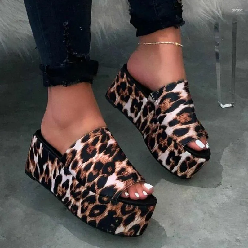 Kleding schoenen dames te koop 2024 mode sexy luipaard print dames slippers zomer outdoor dikke zool casual dames wig sandalen