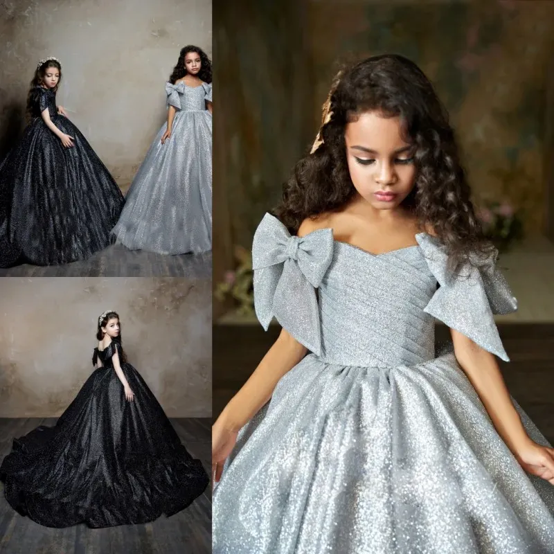 فساتين Pentelei 2019 Sequined Girls Pageant Vresses قبالة الكتف الطيات الأميرة Kids Flower Girls Dress Silver Black Birthday Ordics