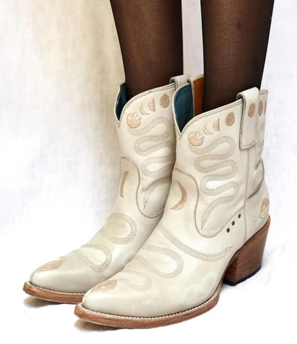 Botas de inverno mulheres tornozelo ladras bordadas bordados vintage de couro de cobra fase ocidental de ponta pontiaguda
