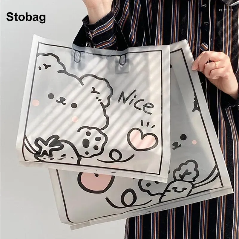 ストレージバッグStobag 50pcs透明ショッピングトートバッグプラスチック漫画かわいい服パッケージポーチポータブルカスタムロゴ（追加料金）