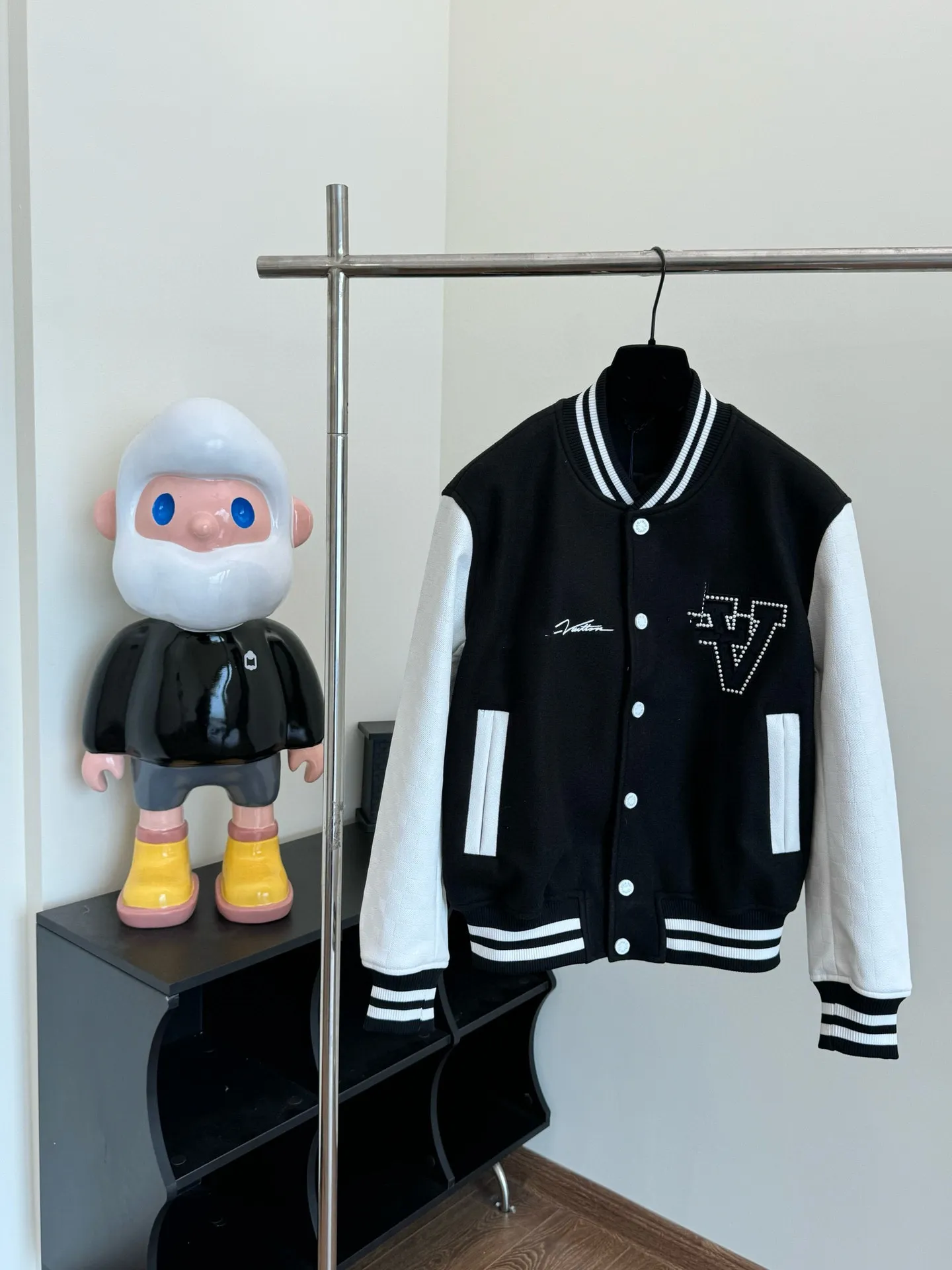 Big Fospection 24SSS L Baseballjacke Mantel Signature Varsity Blouson Echthülse Top Fashion Körnige Lederärmel mit tonalem Emed Damier 901 Eather S