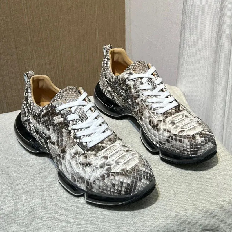 Casual skor 23 python läder sneakers män snörning trend bär luftdämpning